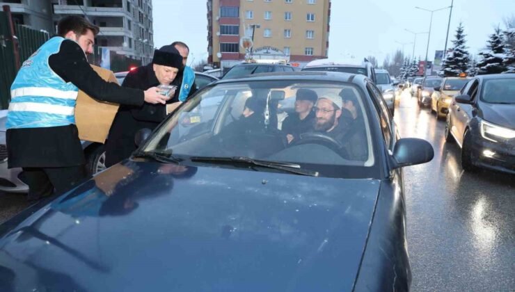 Başkan Sekmen “İftara 5 Kala” iftariyelik dağıttı