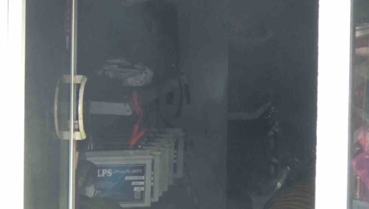 Batarya dükkanında yangın çıktı, bina tahliye edildi