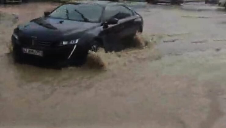 Batman’da sağanak yağış nedeniyle yollar göle döndü, sürücüler zor anlar yaşadı