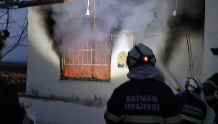 Batman’da tek katlı ev alevlere teslim oldu