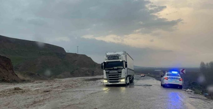 Batman’da yağmur sonrası sulama kanalı taştı: Kara yolu tek şeride düştü