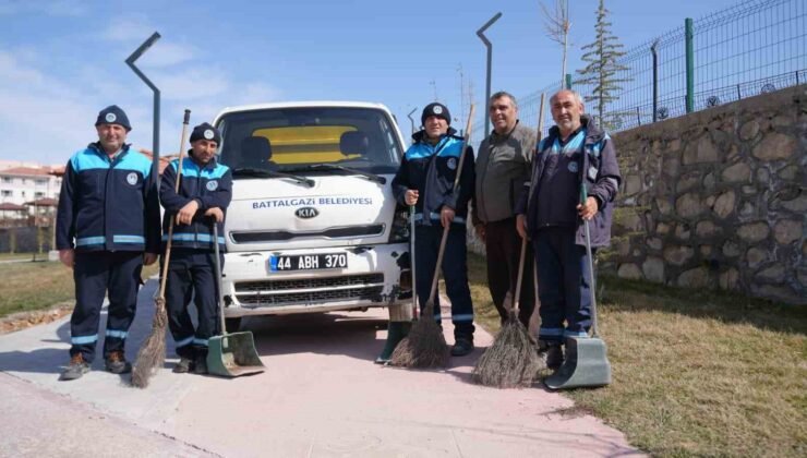 Battalgazi’de Derme Deresi çevresinde temizlik ve yıkama çalışması