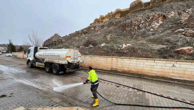 Bayburt’ta bahar temizliği kapsamında yollar ve kaldırımlar tazyikli suyla yıkanıyor
