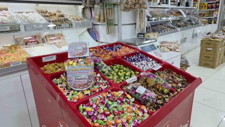 Bayram alışverişine gelen çocukları “ikram köşesi” ile sevindiriyor