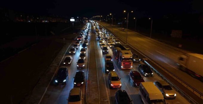 Bayram bitiyor, tatilciler mega kentlere akın ediyor: 43 ilin geçiş noktasında yoğun trafik
