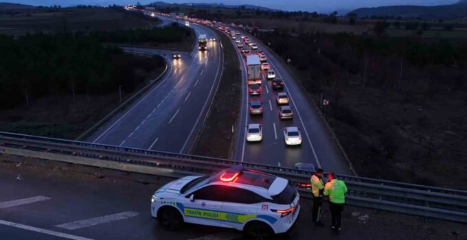 Bayram dönüşü çilesi: 30 kilometrelik araç kuyruğu havadan görüntülendi
