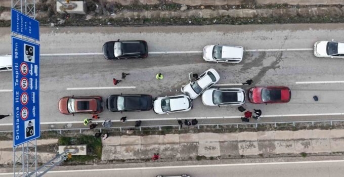 Bayram dönüşü zincirleme kaza: Anne ve iki çocuğu yaralandı