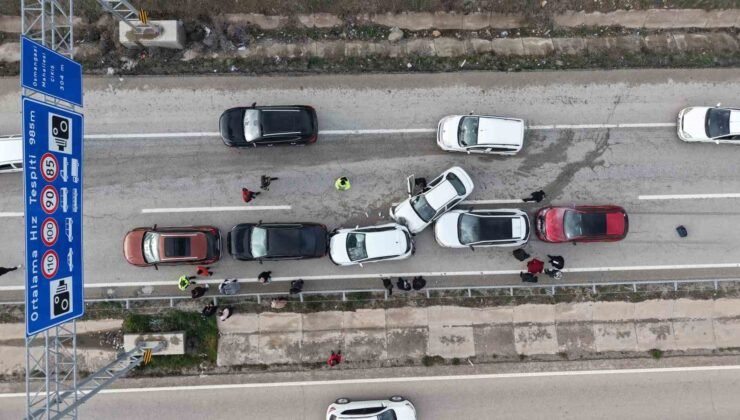 Bayram dönüşü zincirleme kaza: Anne ve iki çocuğu yaralandı