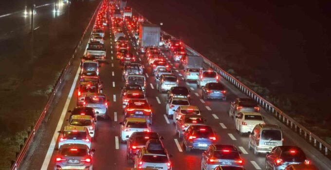 Bayram göçü sürüyor: Düzce’de trafik durma noktasına geldi