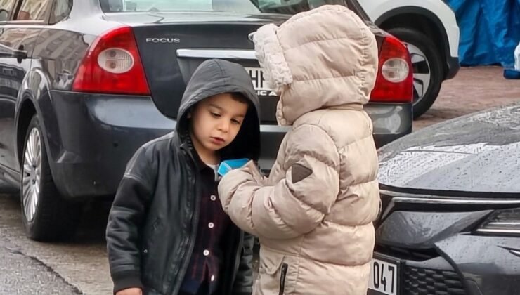 Bayram namazında çocuklara harçlık sürprizi