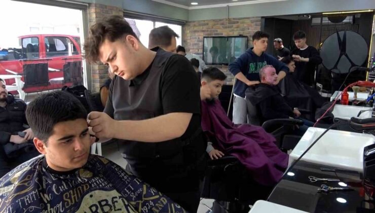 Berberlerde bayram tıraşı mesaisi: “Sabaha kadar devam ediyoruz”