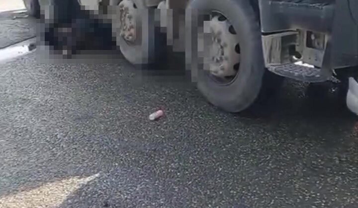 Beton mikserinin altında kalan motosikletli feci şekilde can verdi