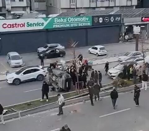 Beylikdüzü’nde direğe çarpan araç takla attı
