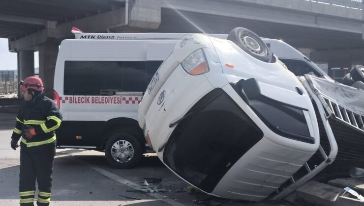 Bilecik’te halk minibüsü ile kırmızı ışık ihlali yapan kamyonet çarpıştı, 8’i hafif 9 yaralı