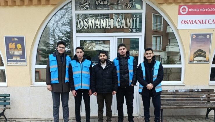 Bilecik’te KYK öğrencileri camiyi temizledi, ihtiyaç sahiplerine kumanya ulaştırdı