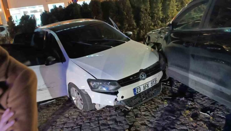 Bingöl’de iki otomobil çarpıştı: 4 yaralı