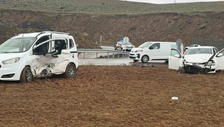 Bingöl’de trafik kazası: 12 yaralı