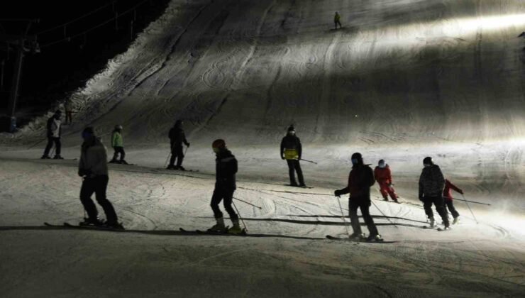 Bitlis’te iftar sonrası kayak keyfi