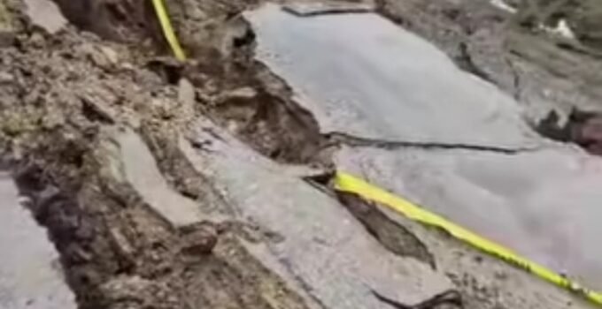 Bitlis’te yağmur sonrası köy yolunda çökme meydana geldi