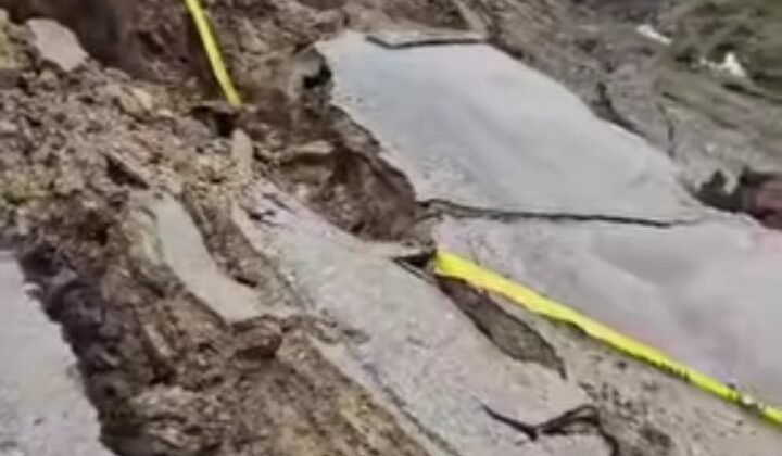 Bitlis’te yağmur sonrası köy yolunda çökme meydana geldi