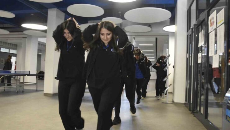 Bitlis’teki okullarda deprem tatbikatı yapıldı