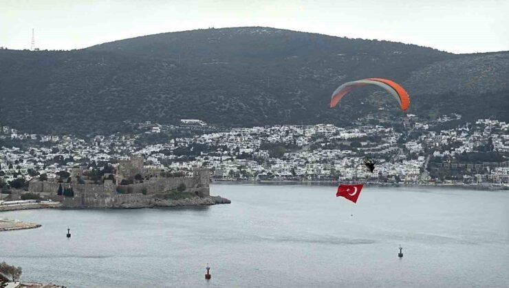 Bodrum semalarında 18 mart mesajı: Dev Türk bayrağıyla anlamlı uçuş