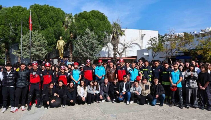 Bodrum’da öğrenciler deprem tatbikatında “çök-kapan-tutun” yaptı