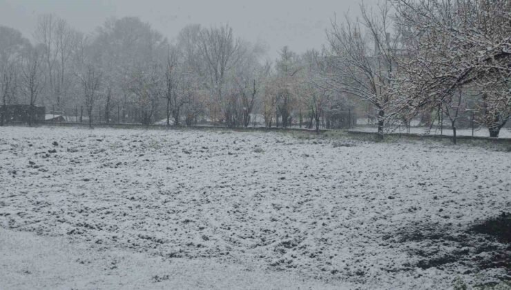 Bolu güne karla uyandı