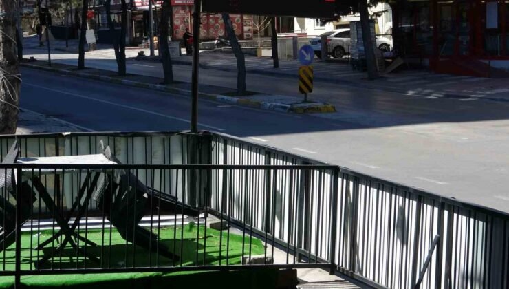 Bu kavşağa giren sürücüler kaza sonucu ya sanayiye ya da hastaneye gidiyor