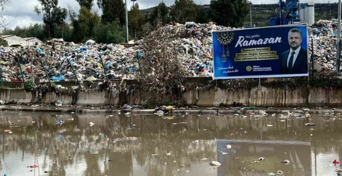 Buca’da çöp krizi: Belediye işçileri bu kez ’Nefes alamıyoruz’ diyerek eylem başlattı