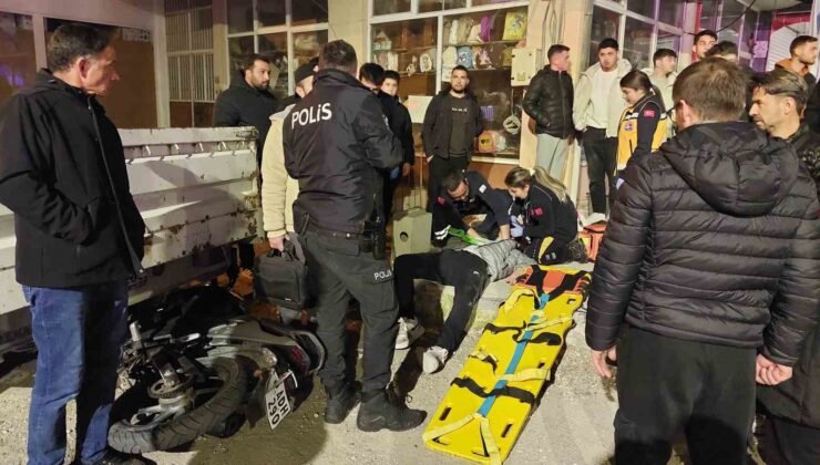 Burdur’da otomobil ile çarpışan motosikletlinin yaralandığı kaza kamerada