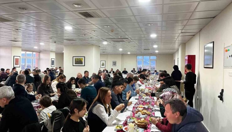 Burhaniye’de akademik ve idari personel iftarda buluştu