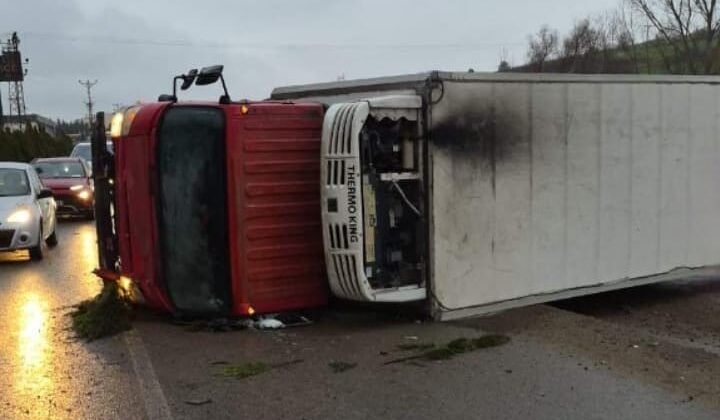 Bursa’da direksiyon hakimiyetini kaybeden sürücü fabrikaya çarptı: 2 yaralı