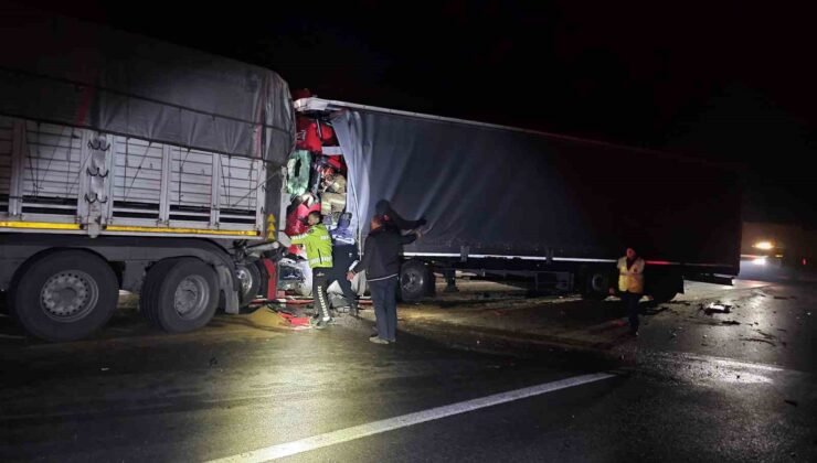 Bursa’da iki tırın çarpıştığı kazada 1 kişi hayatını kaybetti