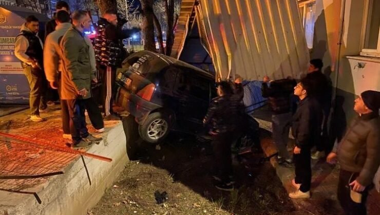 Bursa’da kontrolden çıkan araç apartmanın bahçesine savruldu
