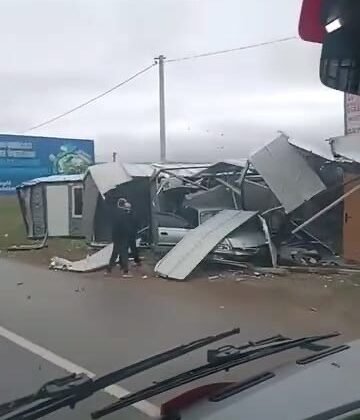 Bursa’da kontrolden çıkan otomobil prefabrik yapıya girdi