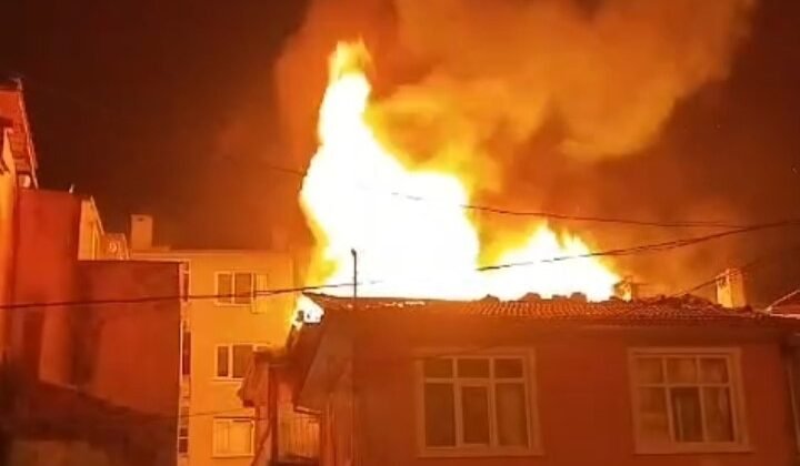 Bursa’da metruk binanın çatı katı alevlere teslim oldu