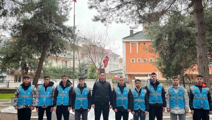 Bursa’da öğrencilerden şehit kabirlerine bayram temizliği
