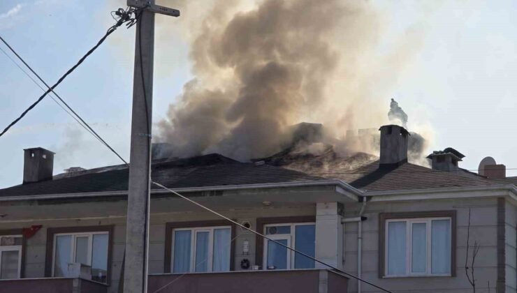 Bursa’nın İnegöl ilçesinde apartmanın çatısı alev alev yandı