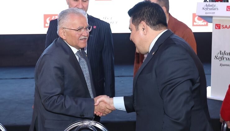 Büyükkılıç, öğrenciler ve siyasi parti temsilcileri ile iftar sofralarında buluştu