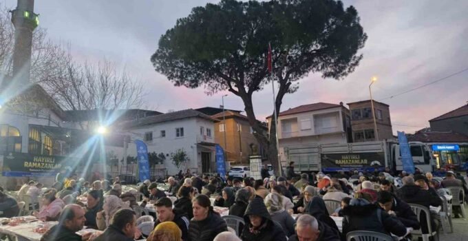 Büyükşehir’in iftar sofraları vatandaşları buluşturuyor