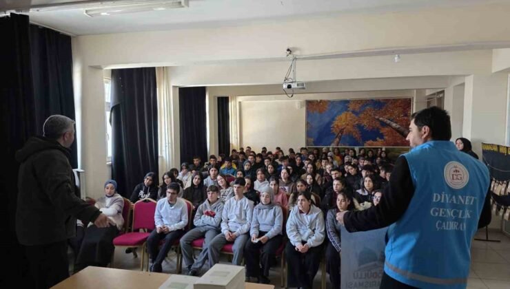 Çaldıran’da gençlik huzura koşuyor: Kitaplar müftülükten gayret gençlerden