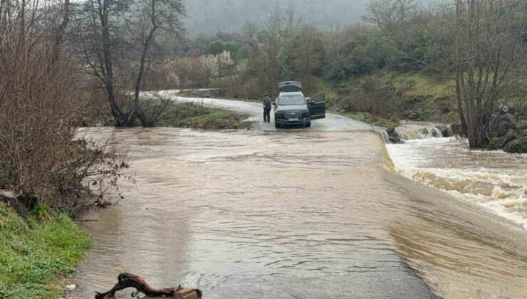 Çanakkale’de köy yolu sağanak yağış sonrası kapandı, bir araç suya kapıldı