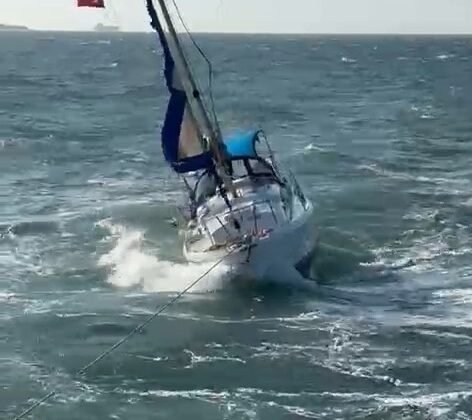 Çanakkale’de sürüklenen yelkenlinin yardımına balıkçı teknesi koştu