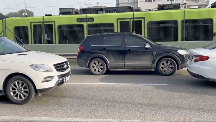 Cipi oto yolun sol şeridine kilitleyip gitti