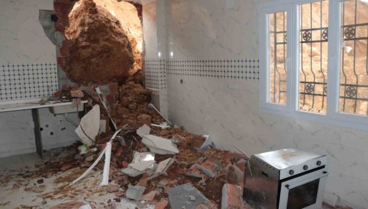 Cizre’de sağanak yağış heyelana neden oldu, dev kayalar evi yıktı