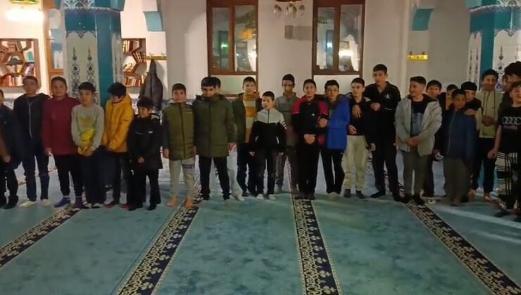 Çocuklar camide “Kabe’de hacılar hu der Allah” ilahisini seslendirdi