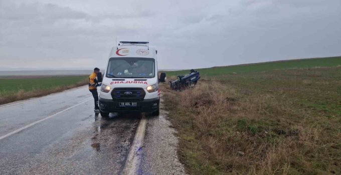 Çorum’da kayganlaşan yolda otomobil şarampole devrildi: 1 yaralı