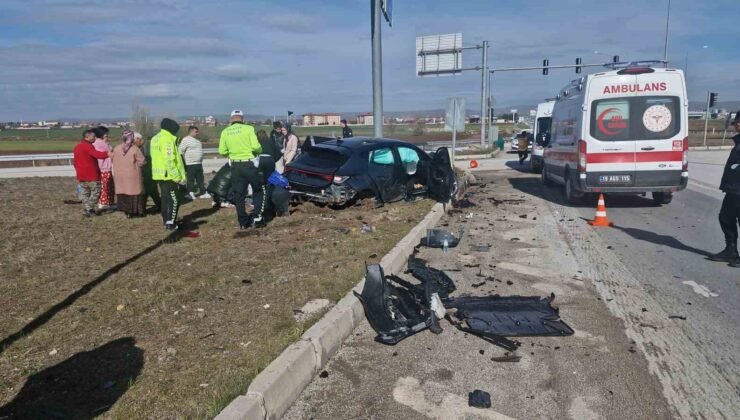 Çorum’da otomobille hafif ticari araç çarpıştı: 1’i çocuk 6 yaralı