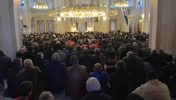 Çorum’da Ramazan ayının son cuma namazında vatandaşlar camilere akın etti